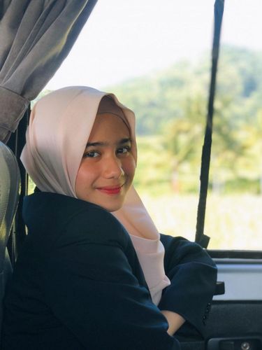 Tissa Biani Azzahra berhijab saat di film KKN Di Desa Penari'. Tissa Biani Azzahra berhijab saat di film KKN Di Desa Penari'.