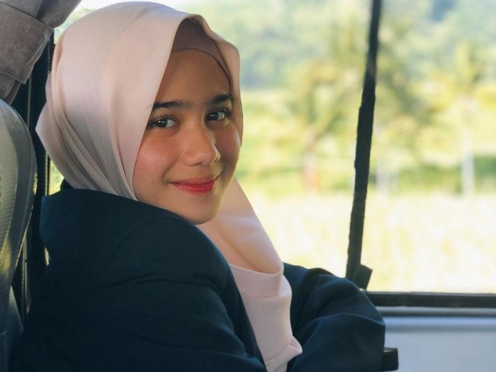 Tissa Biani Azzahra banjir pujian usai mengunggah foto berhijab. Tissa Biani Azzahra banjir pujian usai mengunggah foto berhijab.
