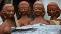 Toko-toko gerabah yang biasa membuat patung, gentong hingga celengan kini mulai sibuk menyetok vas bunga.  