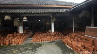 Vas bunga yang dibentuk dari gerabah itu mulai mendominasi pesanan di toko-toko gerabah.  