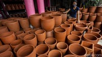 Vas bunga dengan ukuran besar juga dibuat pengrajin untuk memenuhi pesanan.  