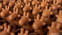 Tak hanya vas bunga besar, vas bunga kecil berbentuk jerapah juga dipamerkan di toko.  