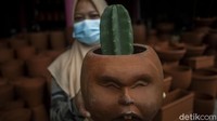 Kini para penjual mulai membuat vas bunga yang tengah naik daun, para penjual pun berharap agar kondisi lekas pulih dan penjualan dapat kembali normal.  