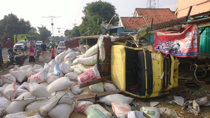 Truk Bermuatan Padi Seruduk Rumah di Cirebon