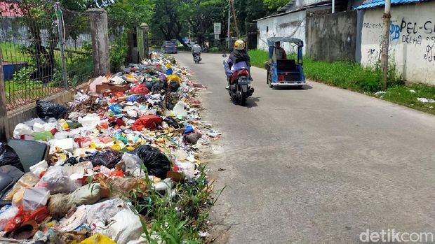 Tumpukan sampah yang jorok di Jalan Nikel Raya, Makassar.