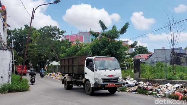 Tumpukan sampah yang jorok di Jalan Nikel Raya, Makassar.