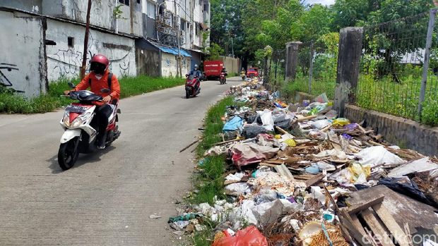 Tumpukan sampah yang jorok di Jalan Nikel Raya, Makassar.
