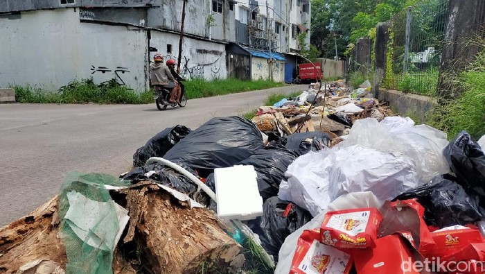 Tumpukan sampah yang jorok di Jalan Nikel Raya, Makassar.