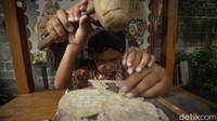 Kini ia juga menurunkan ilmunya kepada sang anak, agar tradisi wayang tak punah oleh zaman.  