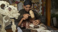 Wayang diketahui pernah menjadi medium penyebaran ajaran islam oleh Sunan Kalijaga.  