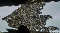 Hingga wayang melekat pada tradisi dan menjadi ajang hiburan yang dimainkan oleh seorang dalang.  