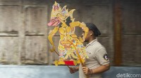 Membuat wayang menjadi rutinitasnya sehari-hari, pandemi membuat pesanan wayang berkurang.  