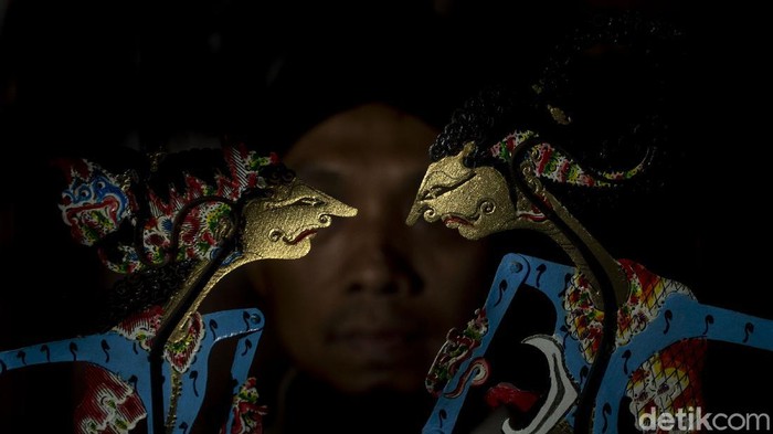 Turun Temurun Wayang Imogiri Didot (41) menunjukkan karakter wayang Rama dan Shinta di Imogiri, Bantul, Rabu (17/2/2021). Wayang menjadi tradisi turun temurun di dusun Nogosari yang kebanyakan warganya merupakan pengrajin wayang.