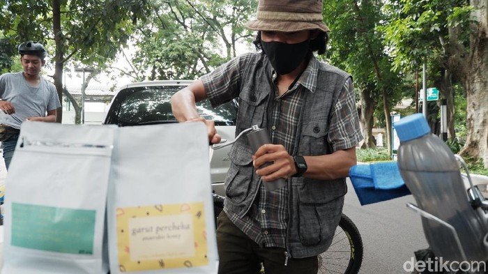 Meraup Cuan Lewat Jualan Kopi Keliling di Masa Pandemi