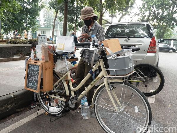 Meraup Cuan Lewat Jualan Kopi Keliling di Masa Pandemi