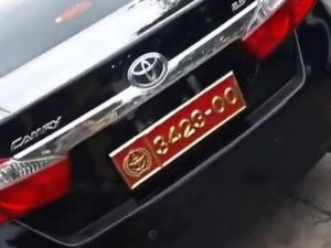 Buat Gaya Doang, Wanita Pamer Camry Pakai Pelat Dinas TNI Palsu Mengaku Khilaf