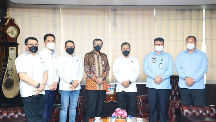 Yasonna Laoly (batik cokelat) dan Komjen Agus (kemeja putih keempat dari kanan)