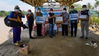 Secara simbolis, bantuan untuk korban bencana banjir diserahkan oleh rombongan dari Askrindo, IFG dan Paud Institute di Muara gembong, selain itu rombongan juga mengunjungi Paud Tiara Bahagia yang rusak akibat banjir.