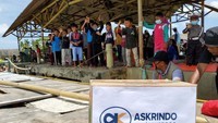 Askrindo menyalurkan bantuan berupa barang kebutuhan pokok seperti beras dan makanan kepada  korban banjir di Muara Gembong Kabupaten Bekasi dan Kabupaten Karawang, Jawa Barat.