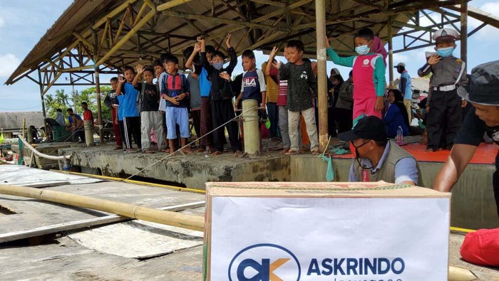 Anak-anak Korban Banjir Terima Bantuan dan Trauma Healing Bantuan untuk korban banjir Muara Gembong Kabupaten Bekasi dan Kabupaten Karawang, Jawa Barat, kembali disalurkan. Anak-anak korban banjir juga mendapat trauma healing.