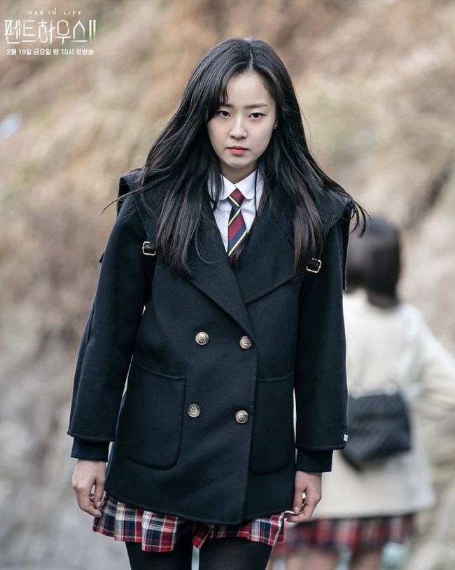 The Penthouse 2 juga mengisahkan persaingan anak-anak Hera Palace. Seperti Choi Ye Bin, pemeran Ha Eun Byeol yang merupakan rival Bae Rona (pemain Kim Hyun Soo). Ia menempati urutan kedelapan artis drakor yang paling banyak dibicarakan.  Foto: dok. SBS