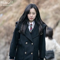 The Penthouse 2 juga mengisahkan persaingan anak-anak Hera Palace. Seperti Choi Ye Bin, pemeran Ha Eun Byeol yang merupakan rival Bae Rona (pemain Kim Hyun Soo). Ia menempati urutan kedelapan artis drakor yang paling banyak dibicarakan.  Foto: dok. SBS