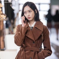 Han Ji Hyun merupakan putri Joo Dan Tae (pemain Uhm Ki Joon) dalam The Penthouse 2. Perannya sebagai Joo Seok Kyung mencuri perhatian karena dia berakting jadi orang yang sangat jahat. Dia pun menempati urutan keenam pemain drama Korea paling populer di Februari 2021. Foto: dok. SBS
