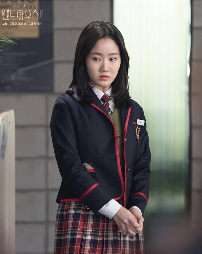 Bintang The Penthouse 2, Jin Ji Hee tempati urutan kesembilan pemain drama Korea paling populer 2021. Ia berperan sebagai Yoo Jenny, musuh Bae Rona (pemain Kim Hyun Soo) yang pernah membuatnya hampir dikeluarkan dari sekolah.  Foto: dok. SBS