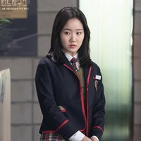 Bintang The Penthouse 2, Jin Ji Hee tempati urutan kesembilan pemain drama Korea paling populer 2021. Ia berperan sebagai Yoo Jenny, musuh Bae Rona (pemain Kim Hyun Soo) yang pernah membuatnya hampir dikeluarkan dari sekolah.  Foto: dok. SBS