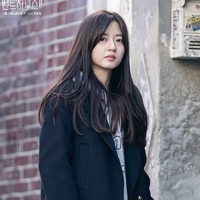 Kim Hyun Soo menempati urutan ketiga pemain drama Korea paling populer 2021. Dalam The Penthouse 2, pemeran Bae Rona ini berambisi untuk masuk Universitas Nasional Seoul dan mengalahkan Ha Eun Byeol (pemain Choi Ye Bin).  Foto: dok. SBS