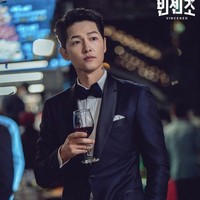 Bintang Vincenzo, Song Joong Ki tempati urutan keempat artis drakor yang paling banyak dibicarakan. Aksinya sebagai pengacara Italia mencuri perhatian netizen Korea. Dalam keseharian, karakter Vincenzo kerap memakai jas mewah.  Foto: dok. tvN
