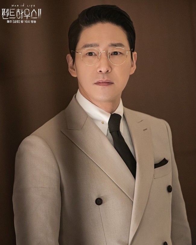 Uhm Ki Joon tempati urutan ketujuh pemain drama Korea paling populer di internet. Setelah kematian Shim Su Ryeon (pemain Lee Ji Ah) di The Penthouse 2, pemeran Joo Dan Tae ini semakin serakah dan menikahi Cheon Seo Jin (pemain Kim So Yeon). Foto: dok. SBS