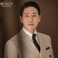 Uhm Ki Joon tempati urutan ketujuh pemain drama Korea paling populer di internet. Setelah kematian Shim Su Ryeon (pemain Lee Ji Ah) di The Penthouse 2, pemeran Joo Dan Tae ini semakin serakah dan menikahi Cheon Seo Jin (pemain Kim So Yeon). Foto: dok. SBS