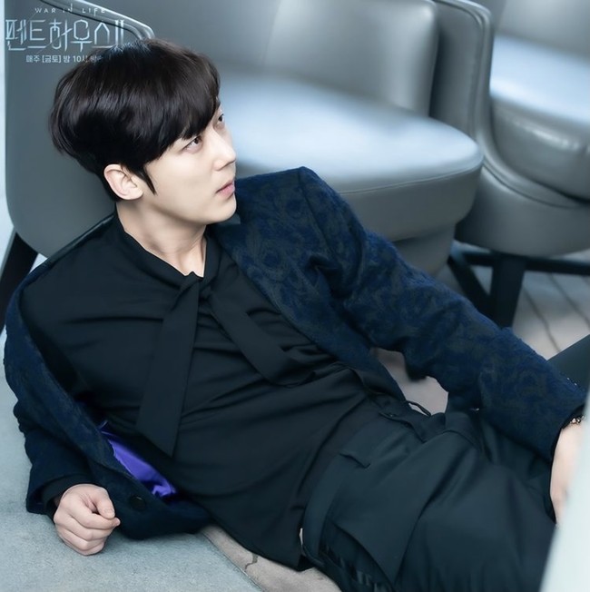 Dalam The Penthouse 2, Yoon Jong Hoon berperan sebagai Ha Yoon Cheol. Pria yang menjalin hubungan bisnis lewat pernikahan palsu dengan Oh Yoon Hee (pemain Eugene). Ia menempati urutan kelima artis drakor yang paling banyak dibicarakan.  Foto: dok. SBS