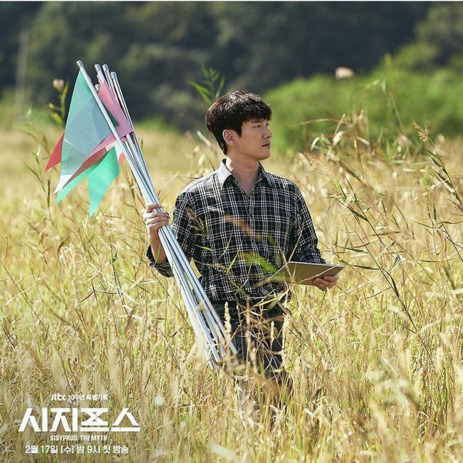 Cho Seung Woo tempati urutan kesepuluh artis drakor yang paling banyak dibicarakan netizen Korea. Aksinya sebagai Han Tae Sool, ahli mesin jenius di Sisyphus: The Myth sukses mencuri perhatian. Ia dipasangkan dengan Park Shin Hye. Foto: dok. tvN