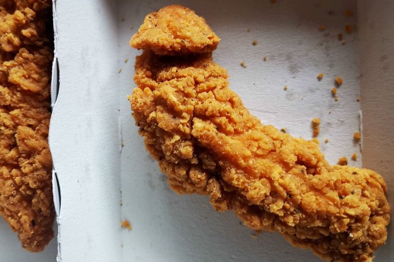 Seorang pria tampak terkejut ketika melihat pesanan ayam goreng miliknya berbentuk aneh. Pasalnya, bentuk ayam goreng itu mirip Mr. P.