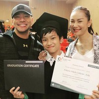 Terlihat bagaimana Azka kecil terlihat menggemaskan. Begini potretnya saat lulus SD bersama kedua orangtua. Foto: Instagram @azkacorbuzier