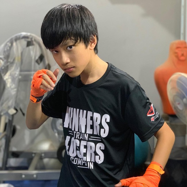 Sebelum berotot seperti sekarang, sejak kecil tampaknya Azka sudah dikenalkan dengan dunia olahraga. Hal itu tentu tidak mengherankan mengingat sang ayah yang juga berbadan kekar dan menjalani gaya hidup sehat.  Foto: Instagram @azkacorbuzier