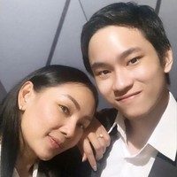 Seiring dengan berjalannya waktu Azka yang kini berusia 14 tahun pun terlihat sudah besar. Dalam foto ini, ia tampak gagah ketika mengenakan setelan jas. Tak hanya soal tampilan, Azka pun terkesan dewasa dengan caranya memperlakukan sang ibu, termasuk saat mendoakannya cepat sembuh dari COVID-19 selagi mengunggah foto ini.  Foto: Instagram @azkacorbuzier