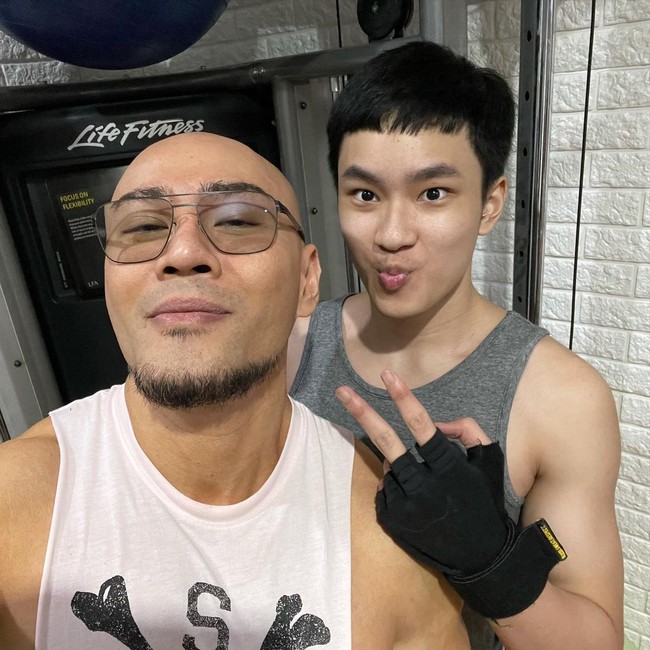 Tampaknya Azka dan sang ayah juga sering latihan bersama. Keduanya semakin sering menampilkan momen kebersamaan. Keduanya sama-sama punya tubuh atletis. Foto: Instagram @azkacorbuzier