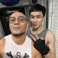 Tampaknya Azka dan sang ayah juga sering latihan bersama. Keduanya semakin sering menampilkan momen kebersamaan. Keduanya sama-sama punya tubuh atletis. Foto: Instagram @azkacorbuzier