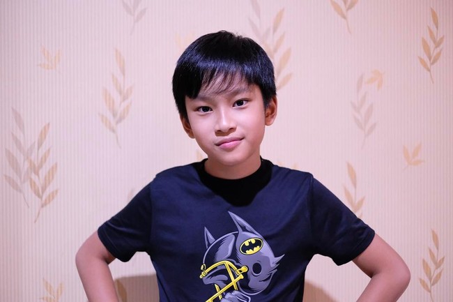 Azka Cobuzier belakangan sering memperlihatkan sisi maskulinnya saat mencoba berbagai macam olahraga. Banyak orang yang takjud ketika mengingat bagaimana dulu lucunya anak dari Deddy Corbuzier dan Kalina itu saat kecil. Foto: Instagram @azkacorbuzier