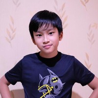 Azka Cobuzier belakangan sering memperlihatkan sisi maskulinnya saat mencoba berbagai macam olahraga. Banyak orang yang takjud ketika mengingat bagaimana dulu lucunya anak dari Deddy Corbuzier dan Kalina itu saat kecil. Foto: Instagram @azkacorbuzier