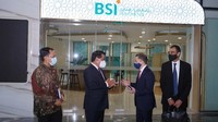 Direktur Utama Bank Syariah Indonesia Hery Gunardi berbincang dengan Group Chief Executive Officer (CEO) Dubai Islamic Bank (DIB) Adnan Chilwan di Jakarta, Rabu (3/3). 