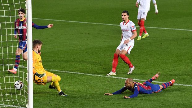 BARCELONA, SPAIN - MARCH 03: Martin Braithwaite of FC Barcelona scores their sides third goal past Tomas Vaclik of Sevilla  during the Copa del Rey Semi Final Second Leg match between FC Barcelona and Sevilla at Camp Nou on March 03, 2021 in Barcelona, Spain. Sporting stadiums around Spain remain under strict restrictions due to the Coronavirus Pandemic as Government social distancing laws prohibit fans inside venues resulting in games being played behind closed doors. (Photo by David Ramos/Getty Images)