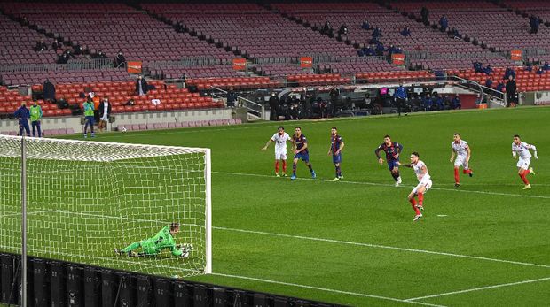 BARCELONA, SPAIN - MARCH 03: Marc-Andre ter Stegen of FC Barcelona saves a penalty from Lucas Ocampos of Sevilla FC  during the Copa del Rey Semi Final Second Leg match between FC Barcelona and Sevilla at Camp Nou on March 03, 2021 in Barcelona, Spain. Sporting stadiums around Spain remain under strict restrictions due to the Coronavirus Pandemic as Government social distancing laws prohibit fans inside venues resulting in games being played behind closed doors. (Photo by David Ramos/Getty Images)