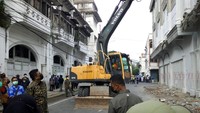 Menantu Presiden Jokowi ini menyebut pihaknya sudah memperingatkan pemilik gedung. Namun pihak pemilik masih melakukan pengerjaan pembangunan gedung tersebut. (Foto: Datuk Haris Molana/detikcom)