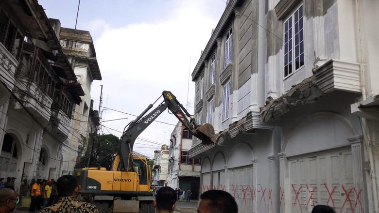 Bobby Nasution pimpin penertiban bangunan liar di Kesawan Medan Bobby Nasution pimpin penertiban bangunan liar di Kesawan Medan