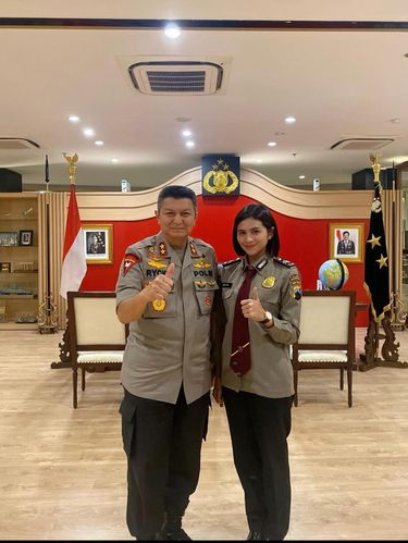 Briptu Sefin bersama Kapolda Grobogan, Jawa Tengah. Briptu Sefin bersama Kapolda Grobogan, Jawa Tengah.
