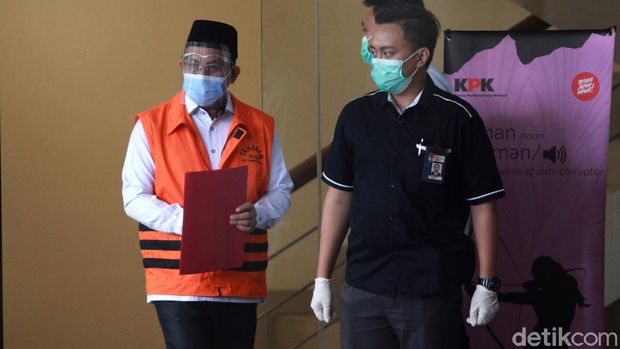 Bupati Nonaktif Muara Enim Tutup Wajah Pakai Map Usai Diperiksa KPK Bupati Nonaktif Muara Enim Juarsah diperiksa KPK. Usai diperiksa, tersangka suap proyek jalan di Dinas PUPR Kabupaten Muara Enim itu tutupi wajah pakai map.